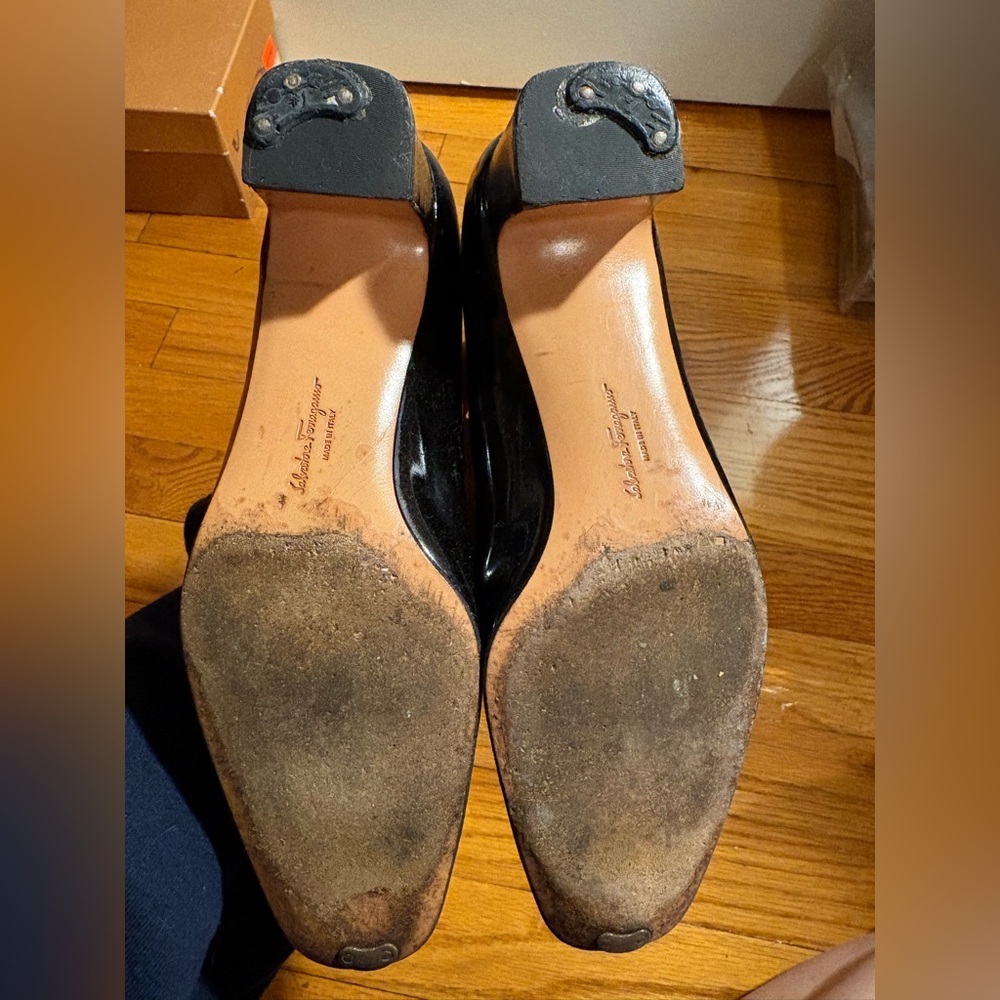 Vintage Ferragamo Pumps 6.5 B Black Gold Hardware Italy - Picture 8 of 10